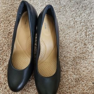 Clark's black pumps